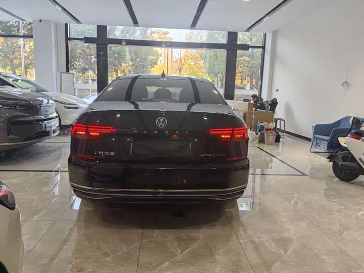 Фото 11 - Volkswagen Passat Hybrid