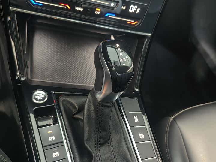 Фото 6 - Volkswagen Passat Hybrid