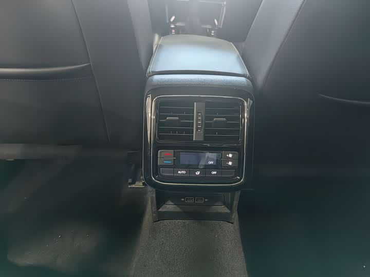 Фото 8 - Volkswagen Passat Hybrid