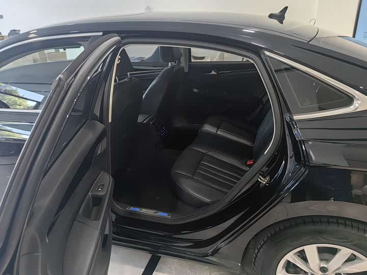 Фото 9 - Volkswagen Passat Hybrid