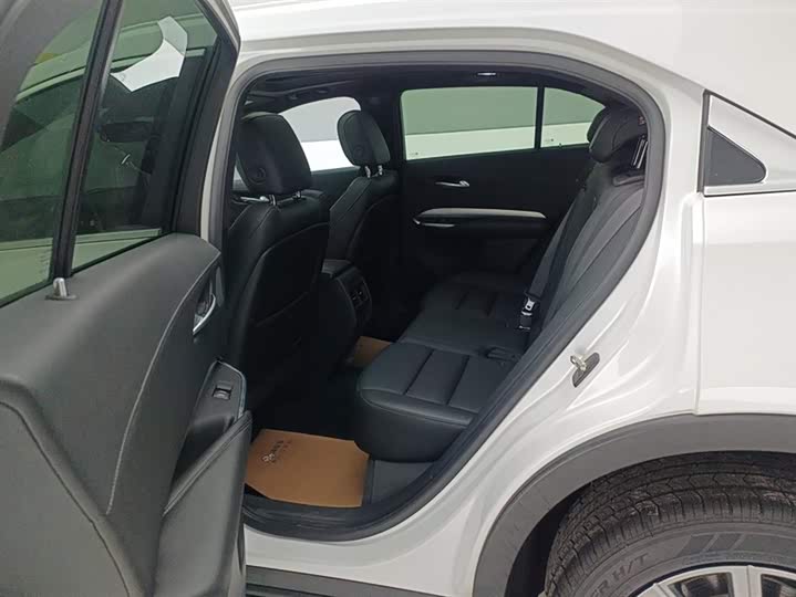 Фото 11 - Cadillac XT4