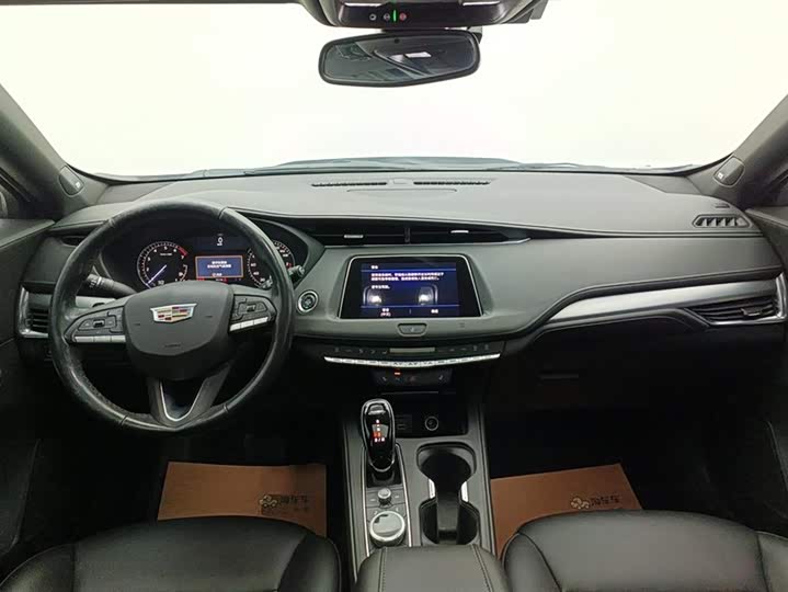 Фото 12 - Cadillac XT4