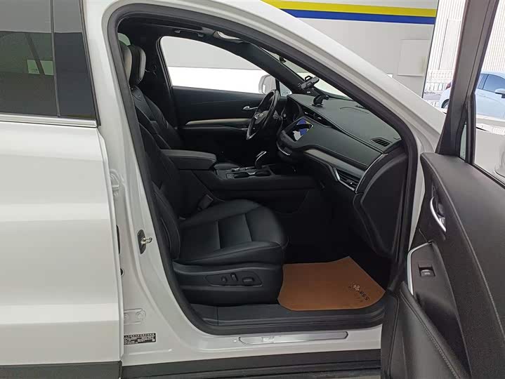 Фото 8 - Cadillac XT4