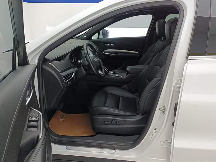 Фото 9 - Cadillac XT4