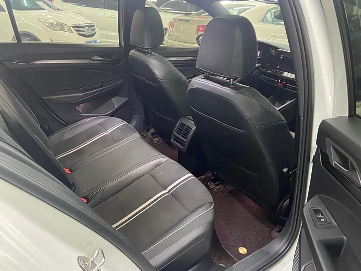 Фото 10 - Volkswagen Golf