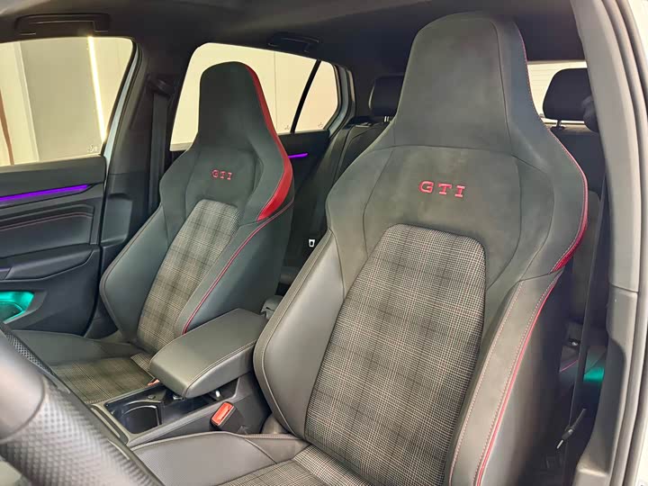 Фото 11 - Volkswagen Golf GTI