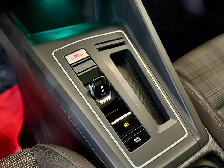 Фото 13 - Volkswagen Golf GTI