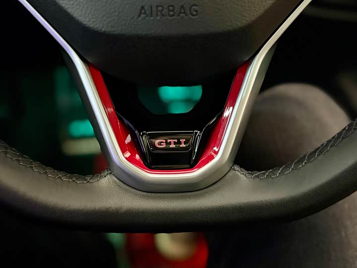 Фото 17 - Volkswagen Golf GTI