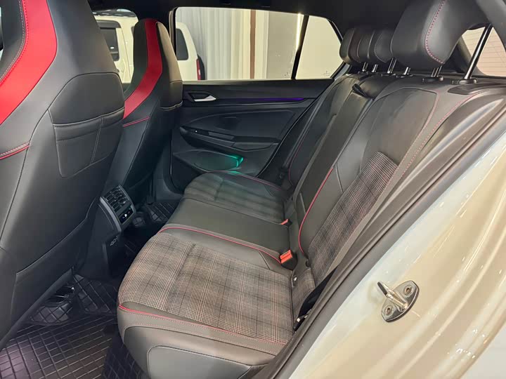 Фото 19 - Volkswagen Golf GTI