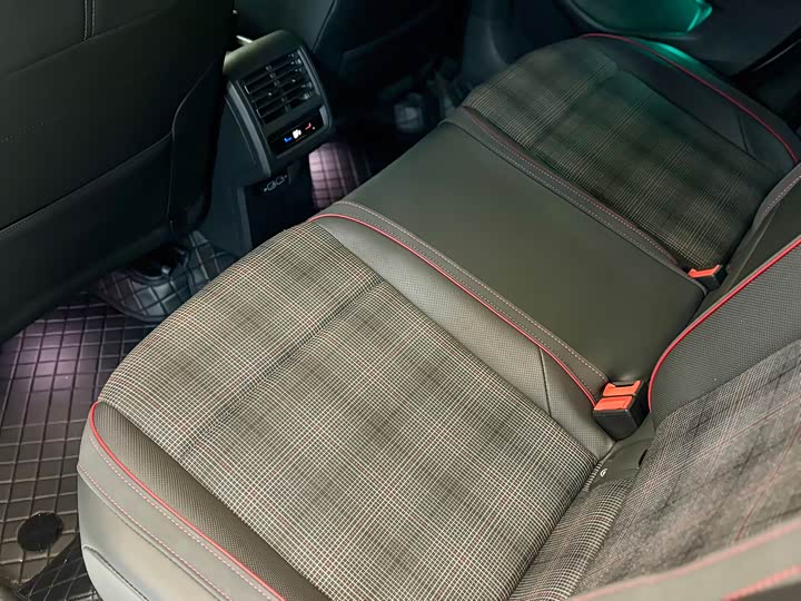 Фото 20 - Volkswagen Golf GTI