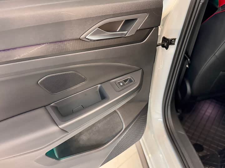 Фото 21 - Volkswagen Golf GTI