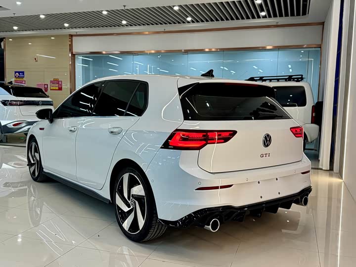 Фото 3 - Volkswagen Golf GTI