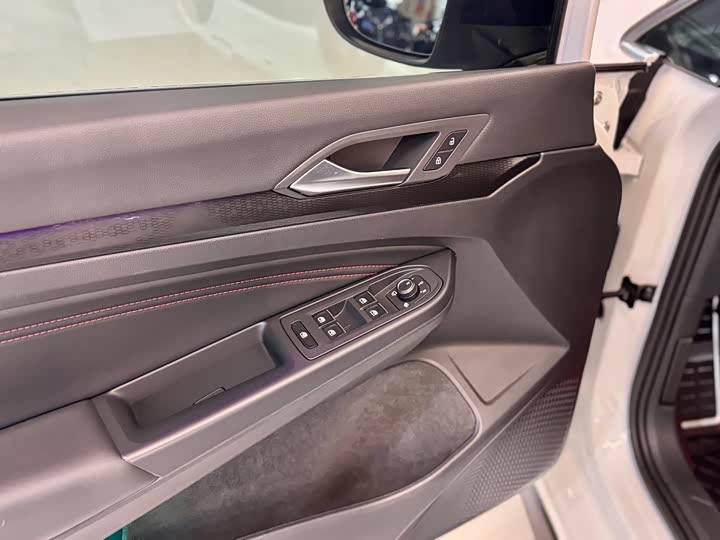 Фото 8 - Volkswagen Golf GTI