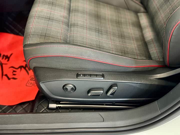 Фото 9 - Volkswagen Golf GTI