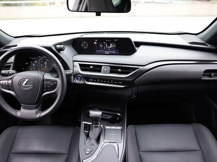 Фото 10 - Lexus UX