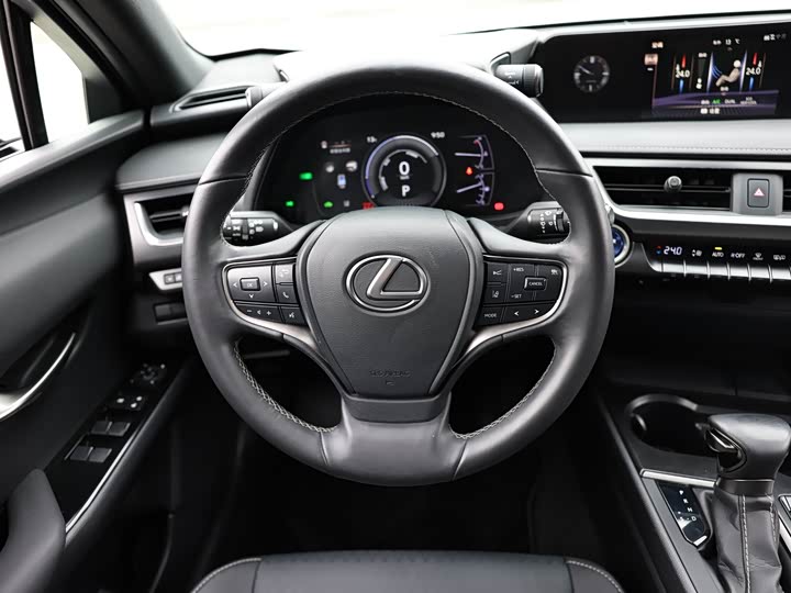 Фото 11 - Lexus UX