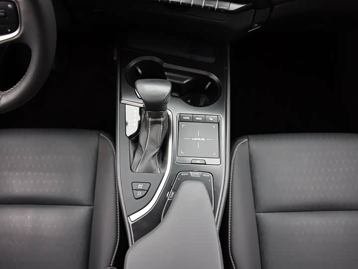 Фото 12 - Lexus UX