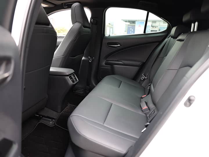 Фото 13 - Lexus UX