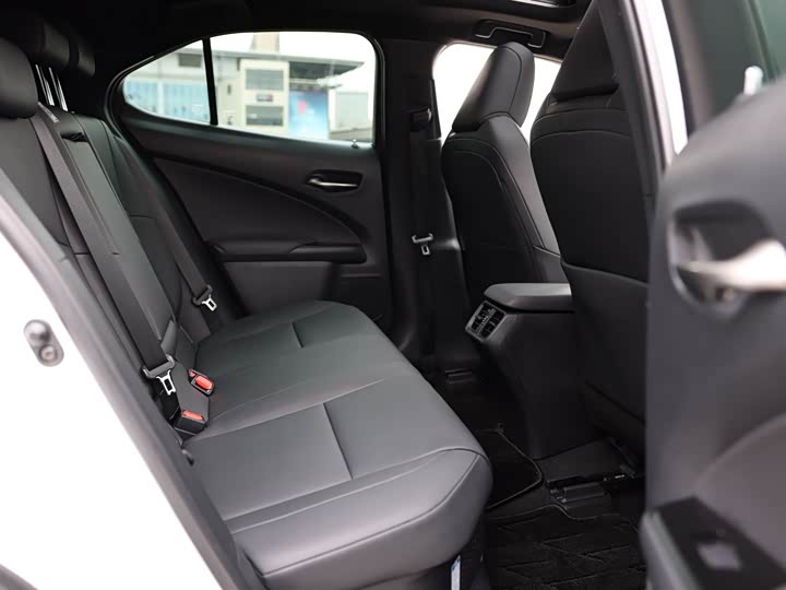 Фото 14 - Lexus UX