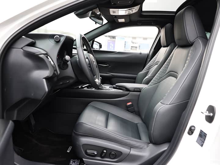 Фото 15 - Lexus UX