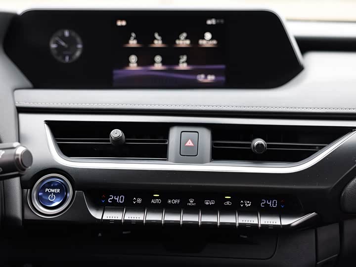 Фото 17 - Lexus UX