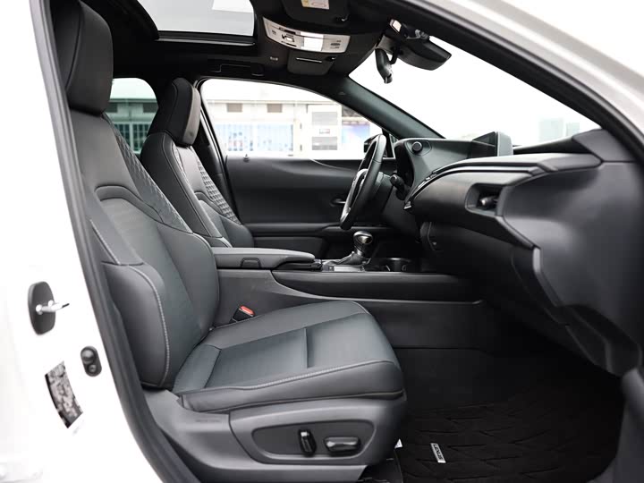 Фото 18 - Lexus UX