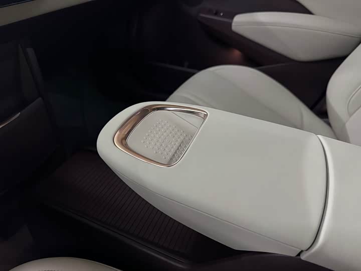 Фото 16 - Zeekr X