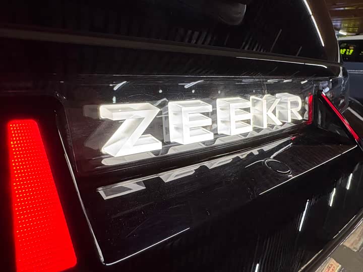 Фото 18 - Zeekr X