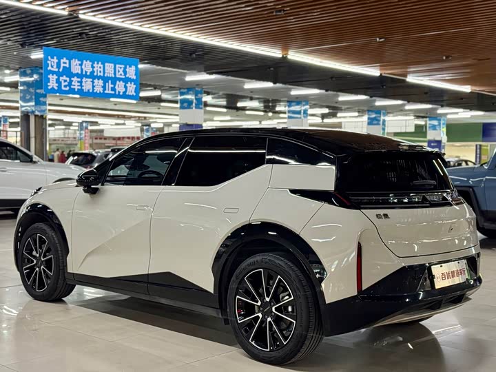 Фото 5 - Zeekr X