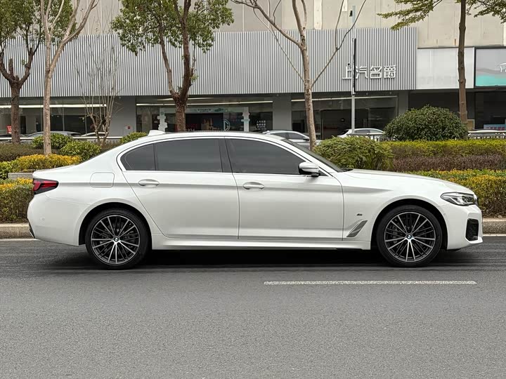 Фото 16 - BMW 5 Series