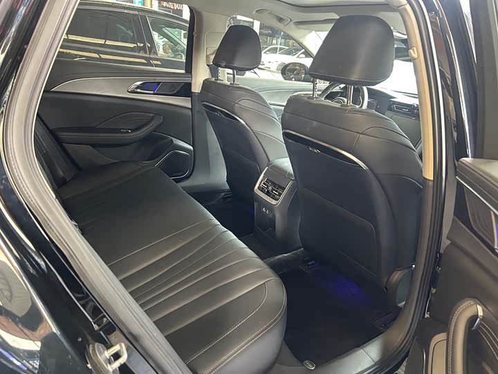 Фото 8 - Hongqi H5