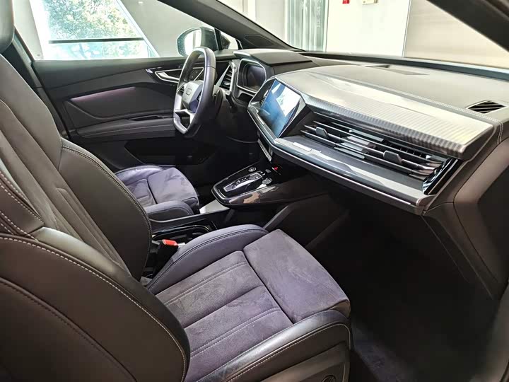 Фото 15 - Audi Q4 e-tron