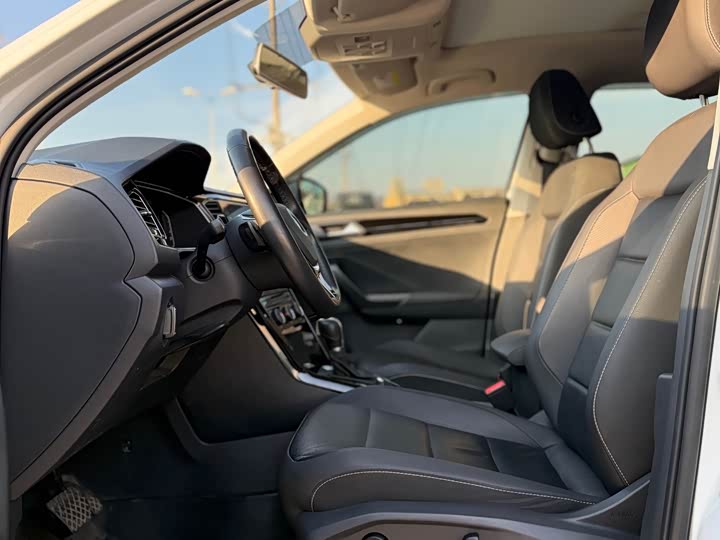 Фото 14 - Volkswagen T-Roc