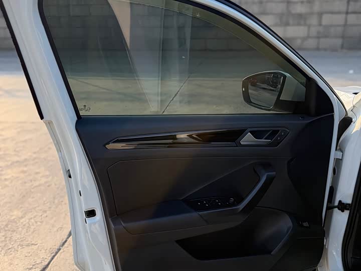 Фото 22 - Volkswagen T-Roc