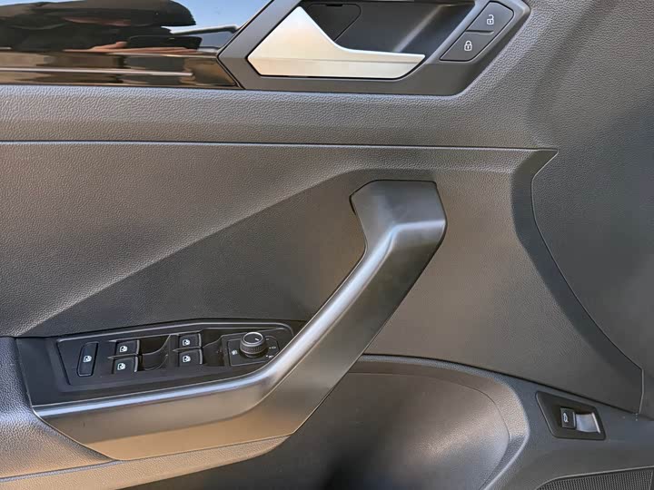 Фото 33 - Volkswagen T-Roc