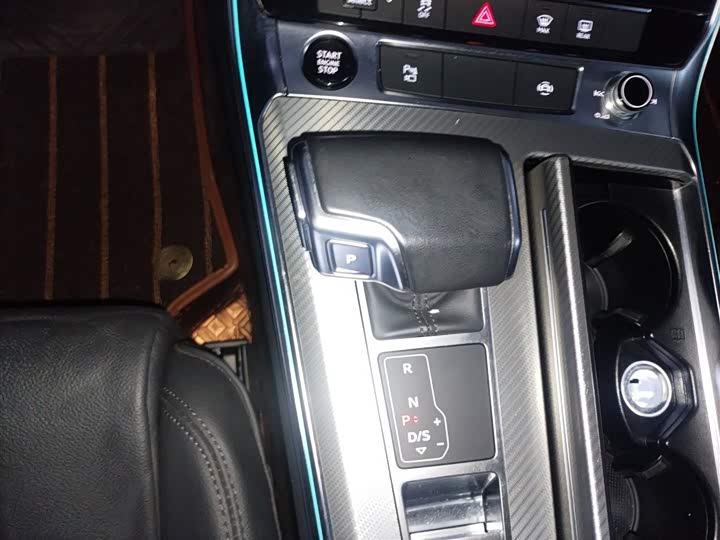 Фото 14 - Audi A6L