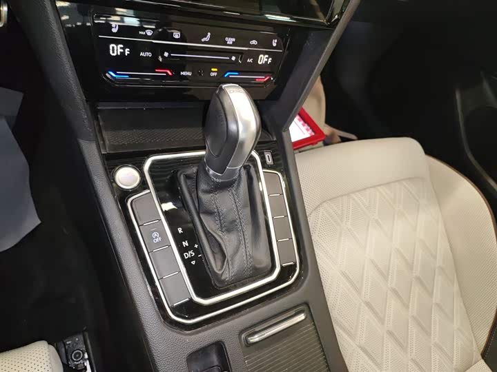 Фото 14 - Volkswagen Magotan