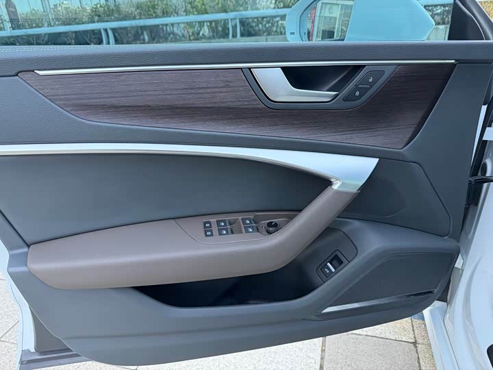 Фото 10 - Audi A7L