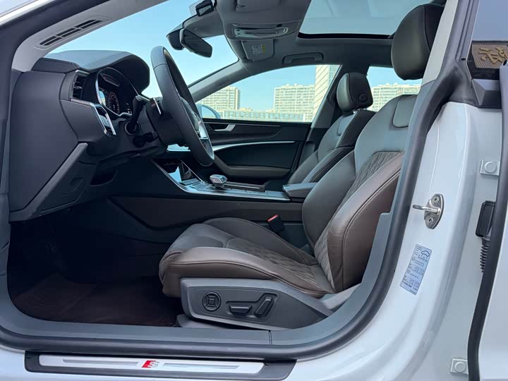 Фото 12 - Audi A7L