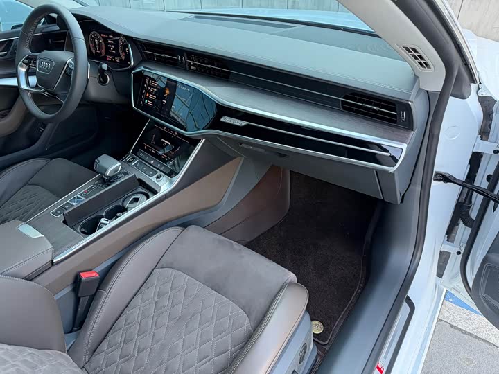 Фото 13 - Audi A7L