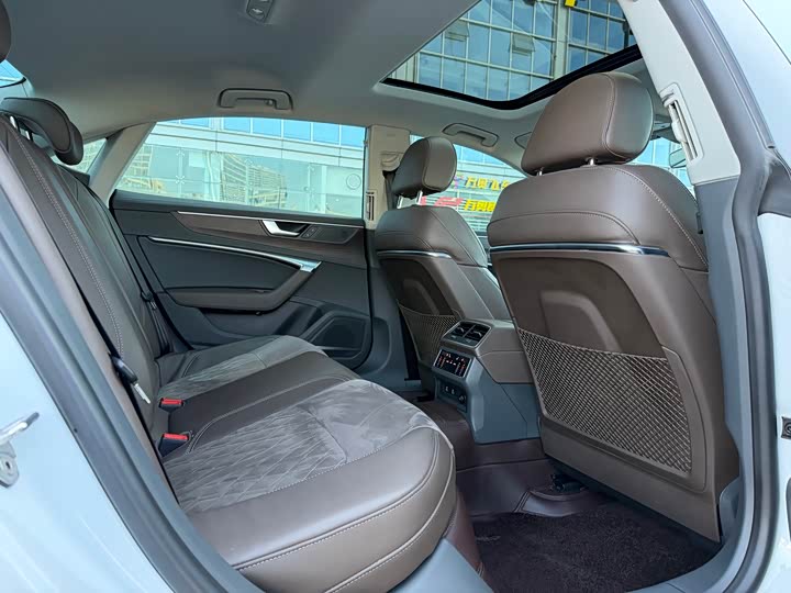 Фото 15 - Audi A7L