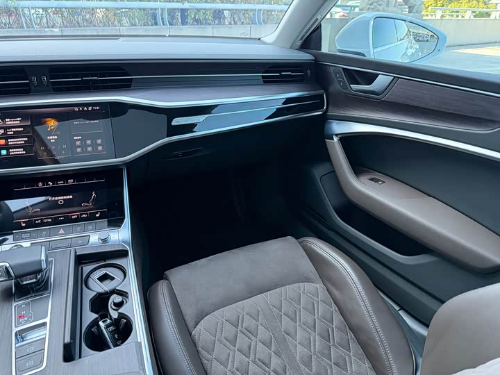 Фото 19 - Audi A7L