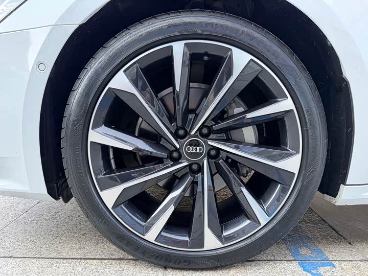 Фото 8 - Audi A7L