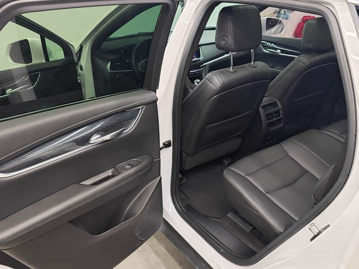 Фото 10 - Cadillac XT5