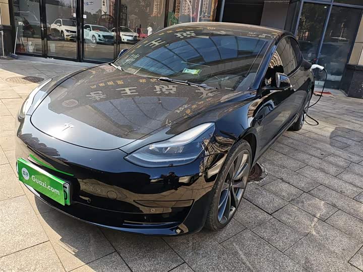 Фото 1 - Tesla Model 3