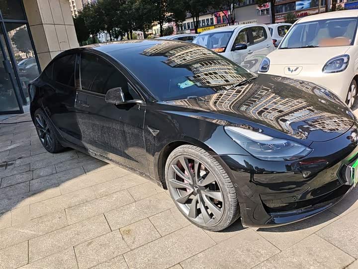 Фото 4 - Tesla Model 3
