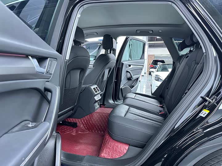 Фото 11 - Audi Q5L