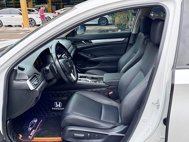 Фото 4 - Honda Accord