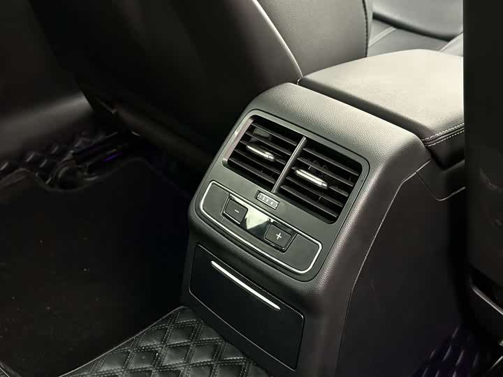 Фото 10 - Audi A4L