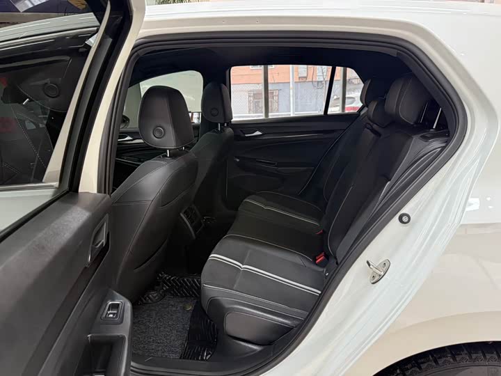 Фото 18 - Volkswagen Golf